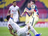 Federico Viñas, delantero del América, recibe una falta de un jugador del Olimpia en la vuelta de octavos de final de la Concachampions.