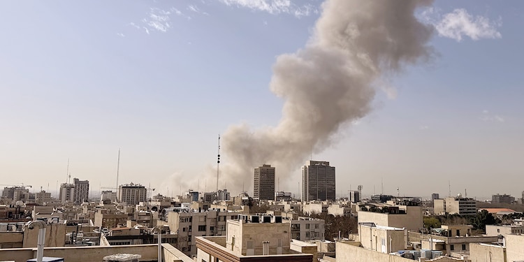 Columna de humo tras una explosión en Teherán, Irán, el pasado 28 de febrero.