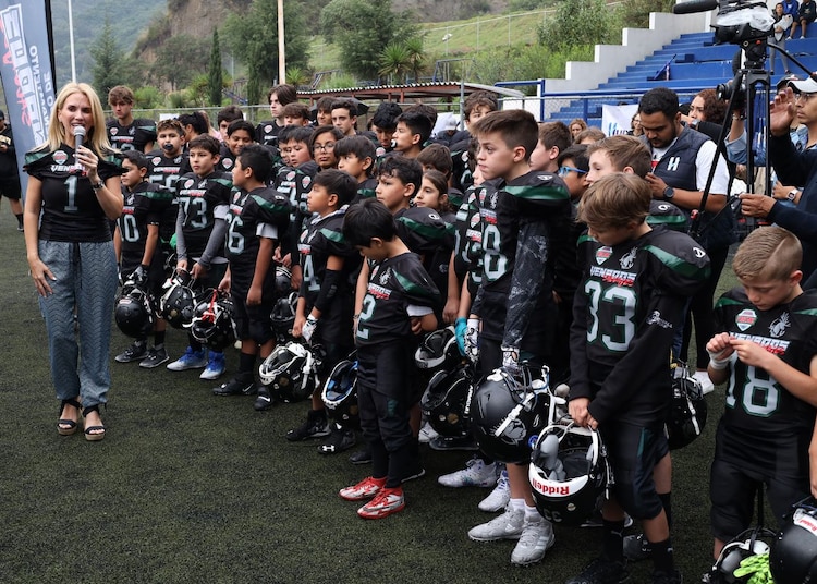 La presidenta municipal, Romina Contreras Carrasco, presentó al nuevo equipo de fútbol americano Venados Salvajes, que representará a Huixquilucan en esta disciplina.