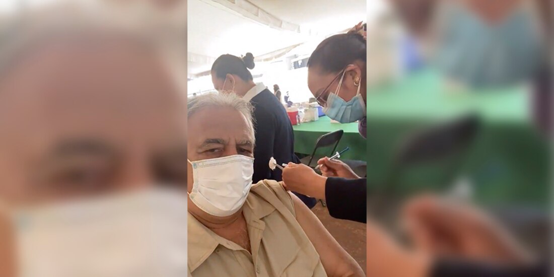 Miguel Torruco se grabó mientras recibía la vacuna contra COVID-19.