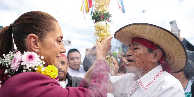 La jefa del ejecutivo al recibir el bastón de mando en Querétaro y Gto, ayer.
