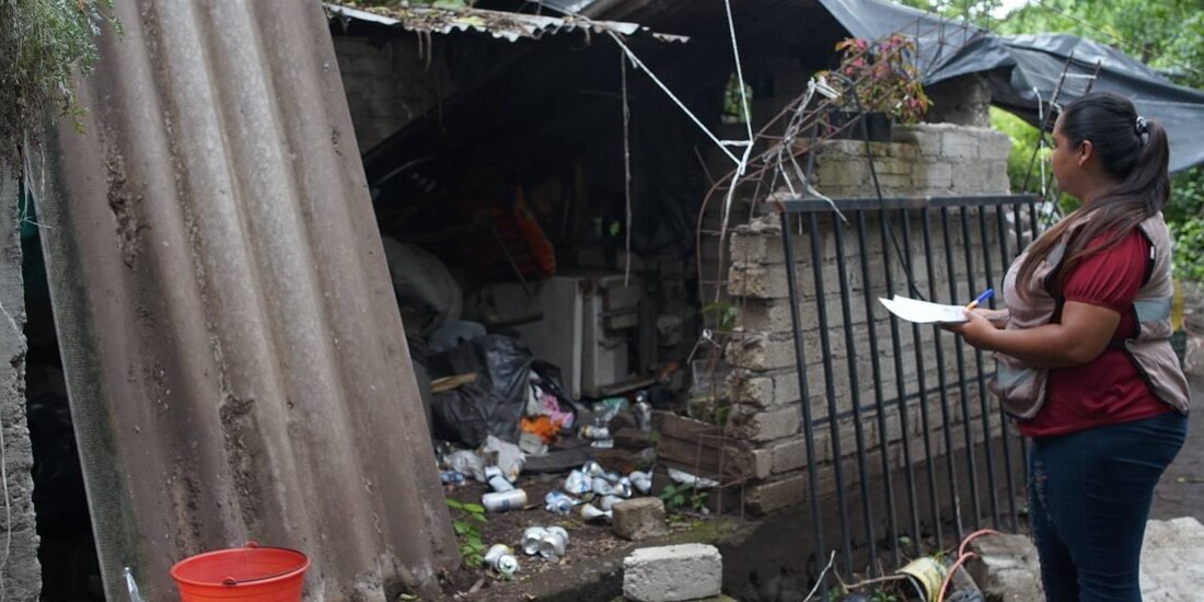 Personal del Gobierno de Colima revisó casas dañadas en el puerto de Manzanillo, ayer.