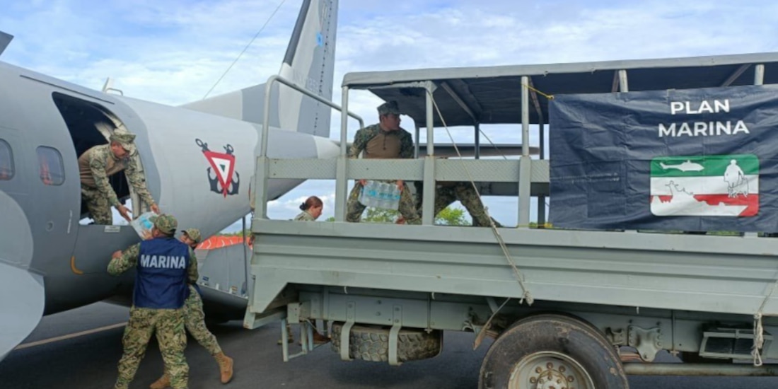 Marina llegó ayer a Oaxaca con despensas para los afectados.