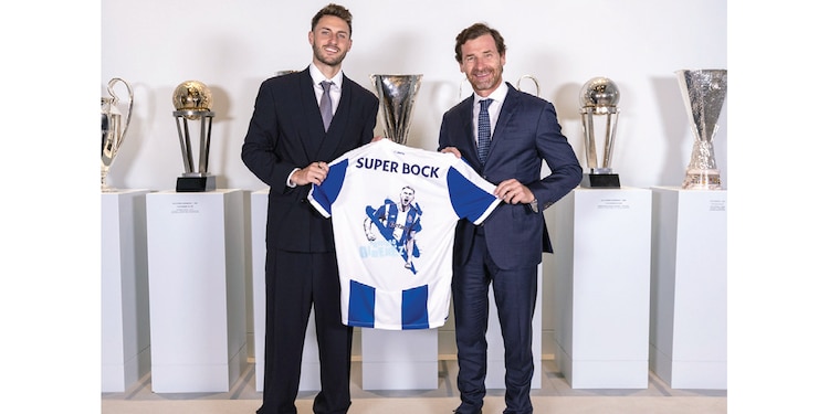 EL GOLEADOR mexicano acompañado por el portugués André
Villas-Boas, presidente de club lusitano, en su presentación con los
Azules y Blancos, ayer, en el complejo deportivo del club