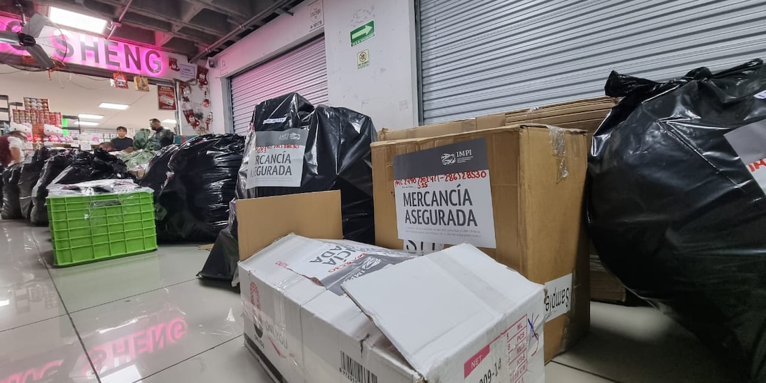 Incautan miles de productos ilegales y apócrifos en la CDMX.