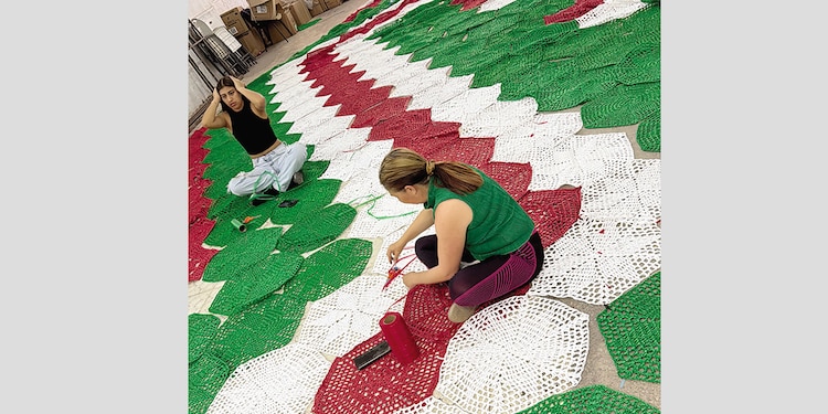 ASPECTOS del trabajo de las tejedoras mexicanas, que combina colores vivos y formas geométricas