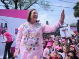 La excandidata presidencial Xóchitl Gálvez en la marea rosa.