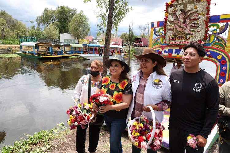 Clara Brugada junto a habitantes de Xochimilco.