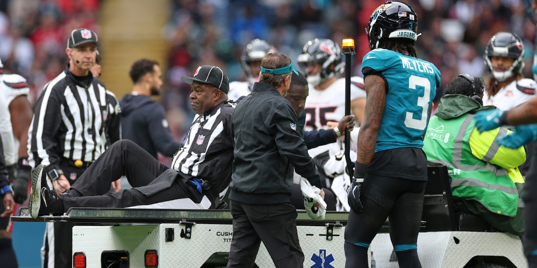 El árbitro Larry Smith fue ovacionado tras salir del campo por lesión en duelo entre Texans y Jaguars.