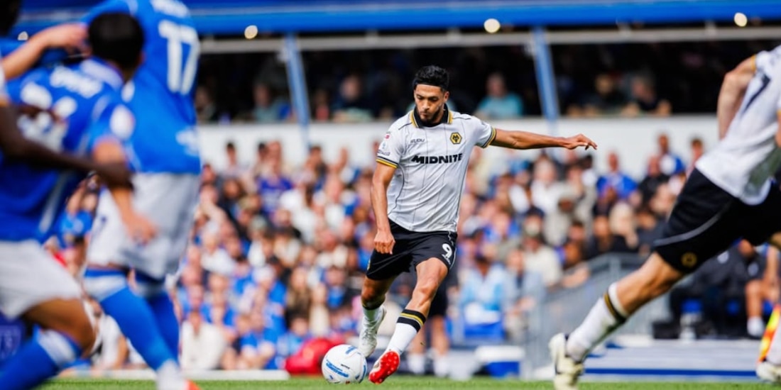 Raúl Jiménez en un duelo con los Wolves