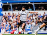 Raúl Jiménez en un duelo con los Wolves
