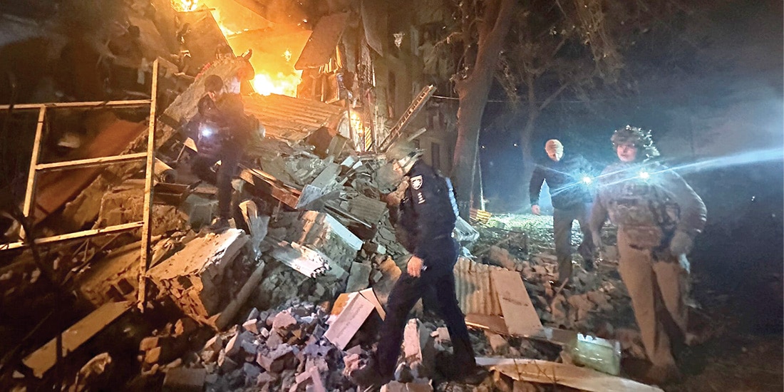 Bomberos combaten el fuego en un edificio tras un ataque ruso en Kharkiv, ayer.