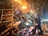 Bomberos combaten el fuego en un edificio tras un ataque ruso en Kharkiv, ayer.