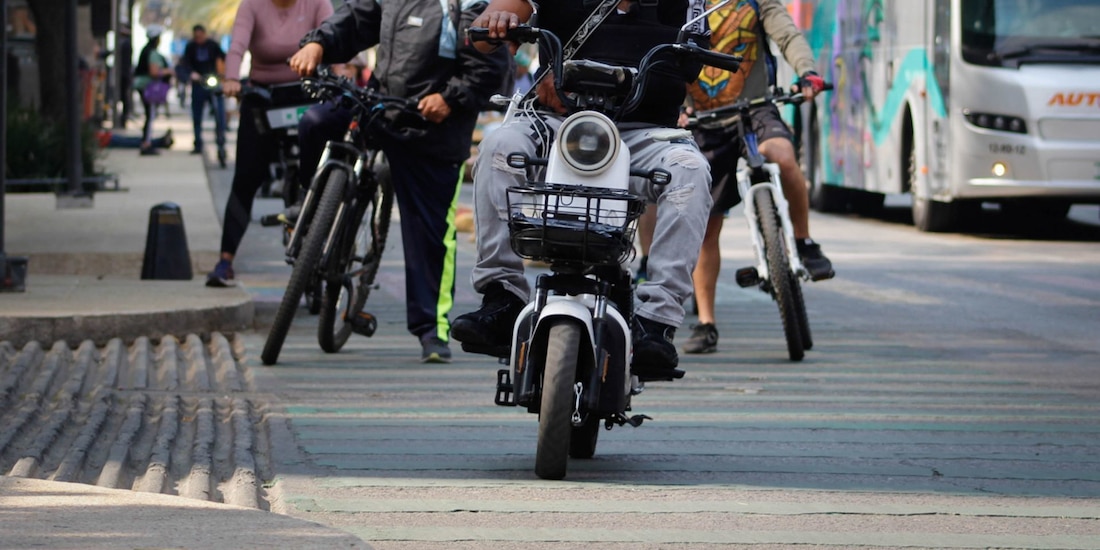 Un hombre viaja en una bicicleta eléctrica sobre la ciclovía