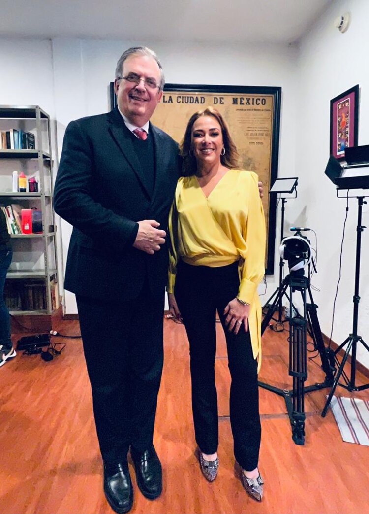 La periodista Bibiana Belsasso y el Canciller Marcelo Ebrard.