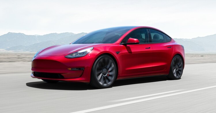 Tesla Model 3 tiene un costo de 1 millón 175 mil 610 pesos.