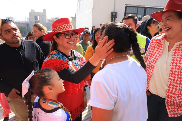La alcaldesa Azucena Cisneros supervisa la pavimentación con concreto hidráulico en las colonias Almarcigo Norte y Sur.