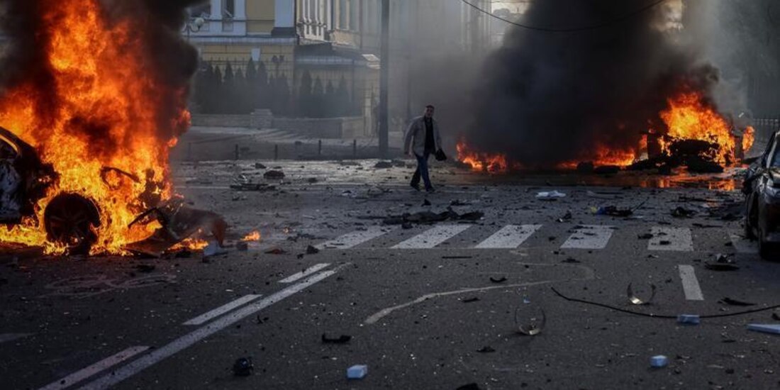 Automóviles se incendian después de que el ejército ruso bombardeó Kiev y unas 10 ciudades más en Ucrania, este lunes.