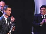 Cristiano Ronaldo y Maradona durante la ceremonia de los premios The Best en 2017.