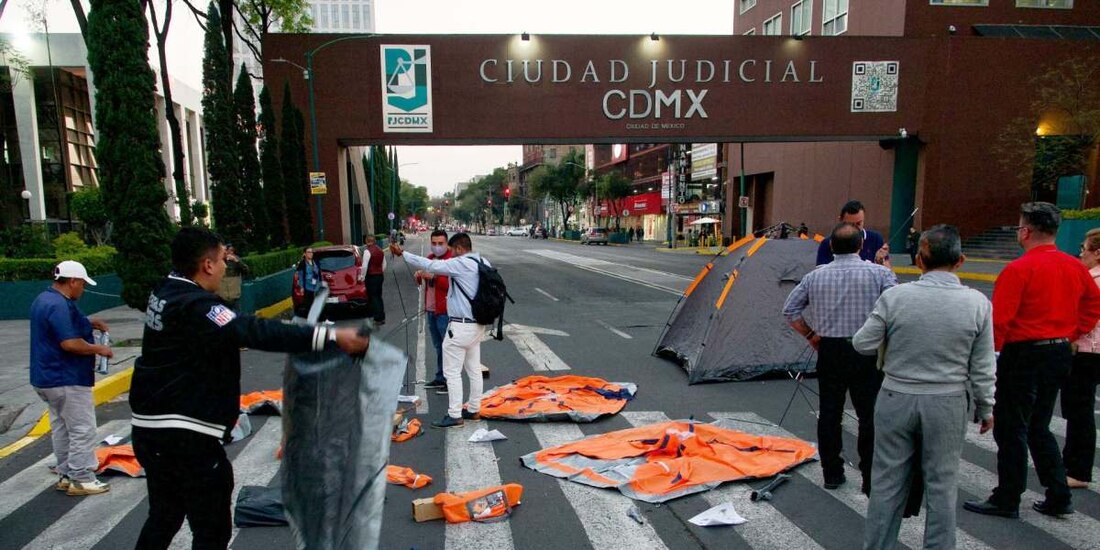 Trabajadores del Tribunal Superior de Justicia de la capital realizaron nuevas protestas y bloqueos, ayer.