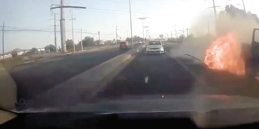 Momento exacto de la explosión de la camioneta captada por otro auto, ayer.