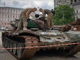 Soldados Defensores revisan las condiciones de un tanque ruso abandonado por los ocupantes.