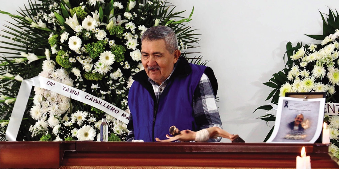 Familiares velan a víctimas del descarrilamiento en Oaxaca, ayer.