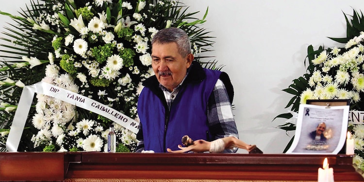 Familiares velan a víctimas del descarrilamiento en Oaxaca, ayer.