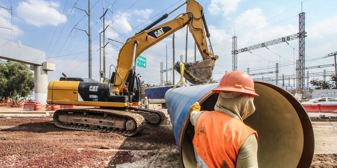Un conducto de acero es colocado en la zona de la obra, en Tultitlán.