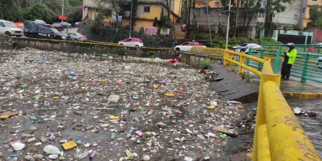 Un hombre observa la Presa San Francisco llena de basura, ayer.
