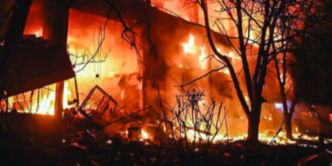 Arde edificio de apartamentos por un ataque del Kremlin, en Jarkov, Ucrania, ayer.