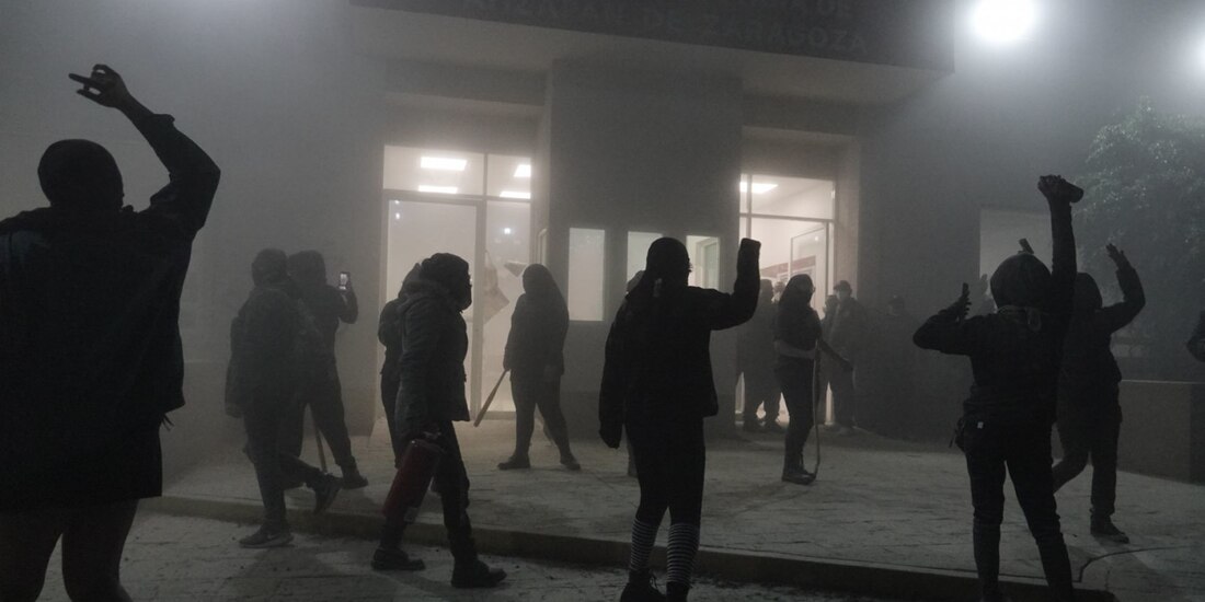 Mujeres manifestantes de la toma de la CNDH fueron agredidas por elemento de la policía en el Centro de Justicia de Atizapán, el 11 de septiembre de 2020.