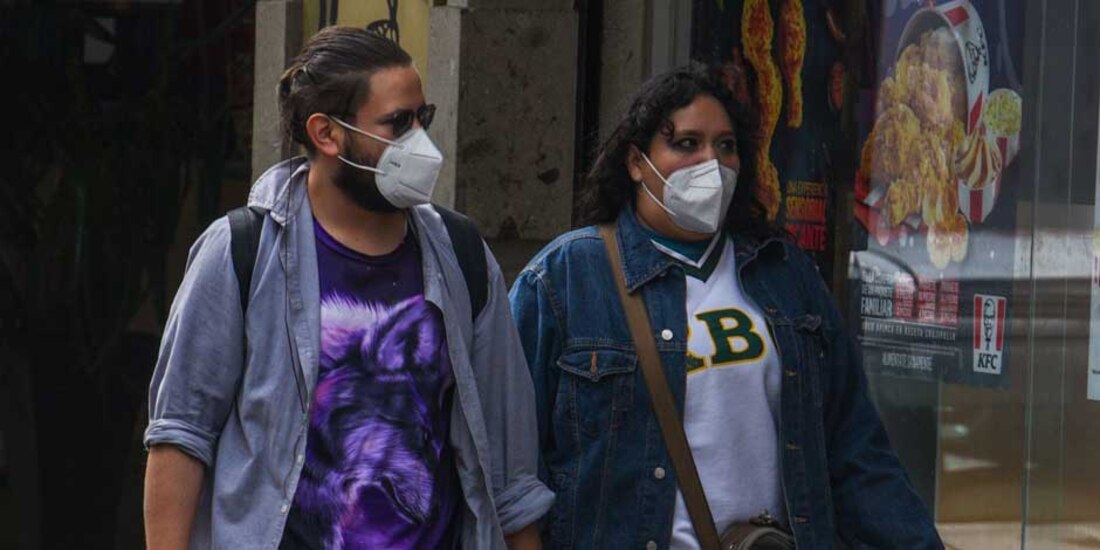 Cubrebocas vuelve a ser obligatorio en todos los espacios con "techo y paredes", dice secretaria de Salud.