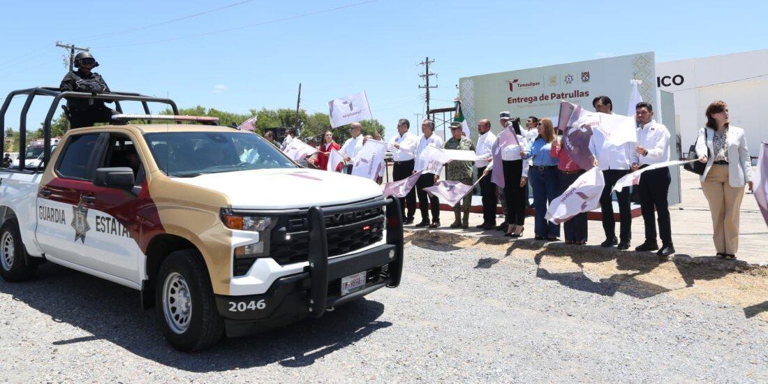 En la fotografía, el gobernador Américo Villarreal entrega nuevos vehículos para seguridad de Tamaulipas.