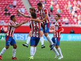 Jugadores de Chivas celebran una anotación contra Santos en la Liga MX