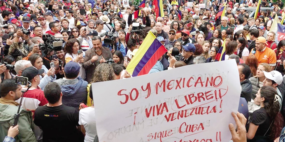 Venezolanos protestan contra Nicolás Maduro frente a su embajada en la Ciudad de México, en enero de 2025.