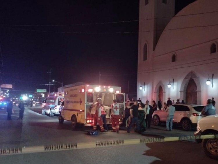 Paramédicos acudieron al llamado de auxilio, luego del ataque al novio, el sábado, en Caborca.