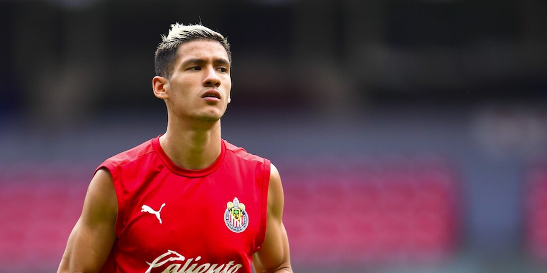 Uriel Antuna, quien suena como refuerzo de Cruz Azul, durante un calentamiento con Chivas previo a un partido de la Liga MX.