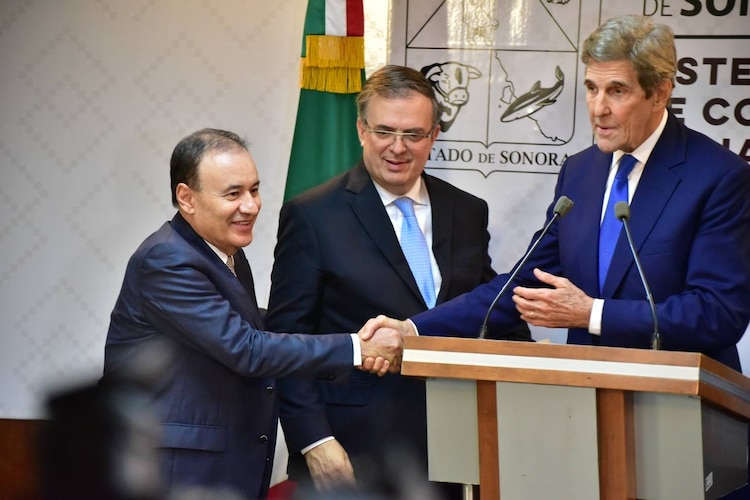 Alfonso Durazo, Marcelo Ebrard y John Kerry, en conferencia en Sonora, ayer.