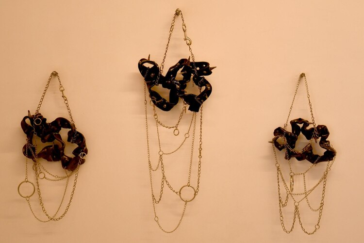 Obra que evoca al sadomasoquismo y al bondage.