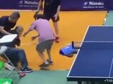 Hombre recibe raquetazo en la cara durante juego de dobles de ping pong