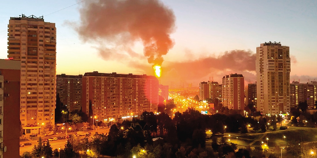 Se ve el fuego de una refinería de petróleo de Moscú, en el sureste de la ciudad, ayer.