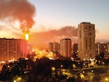 Se ve el fuego de una refinería de petróleo de Moscú, en el sureste de la ciudad, ayer.