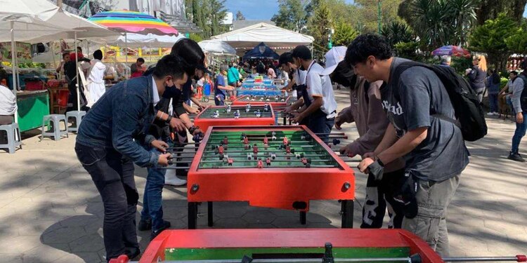 Así disfrutaron los asistentes de las mesas de futbolitos.