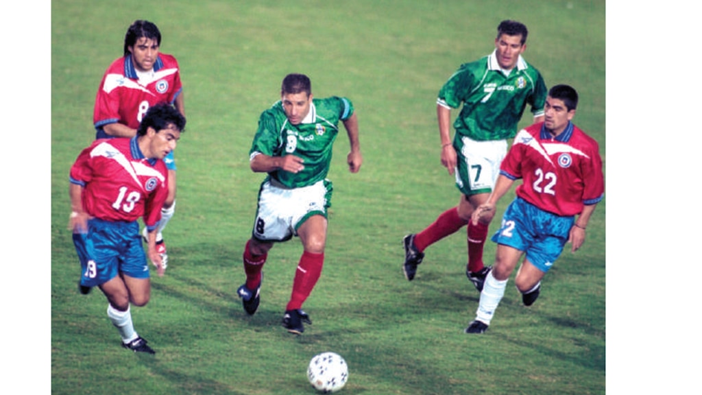 García Aspe conduce el balón en la Copa América de 1999.