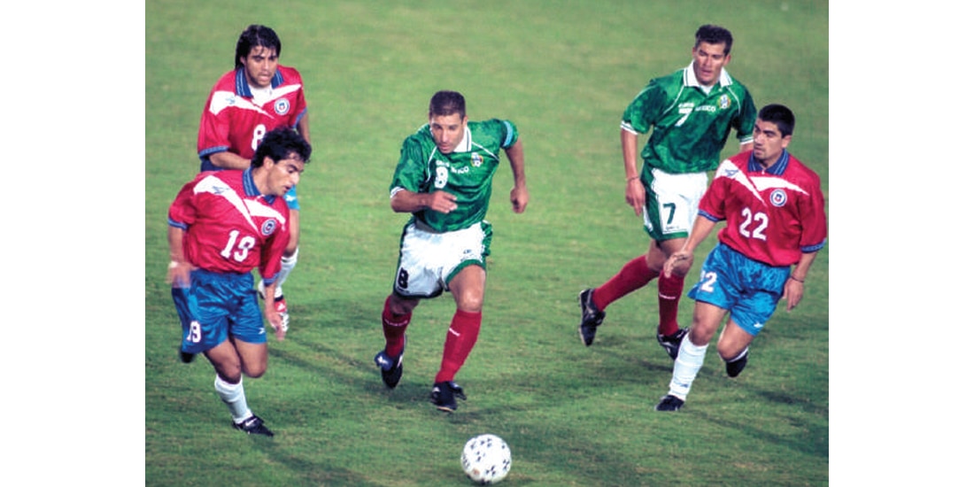 García Aspe conduce el balón en la Copa América de 1999.