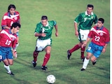 García Aspe conduce el balón en la Copa América de 1999.