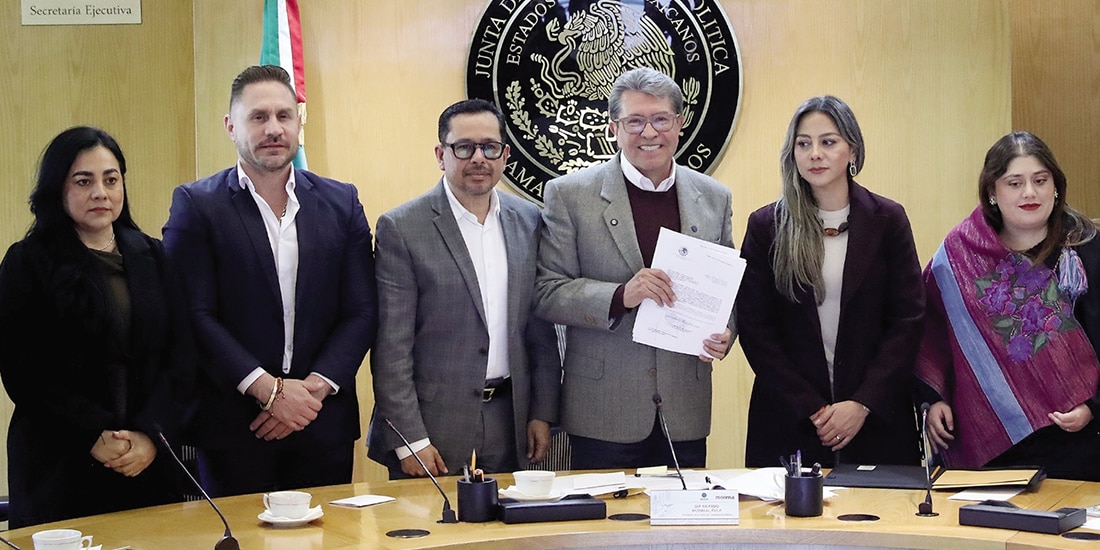 El presidente de la Jucopo, Ricardo Monreal (c.), con diputados locales de Chiapas, ayer.