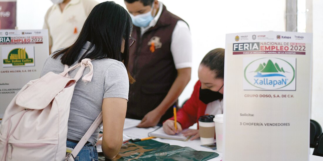 Jóvenes, los más propensos a no colocarse en empleos bien pagados.