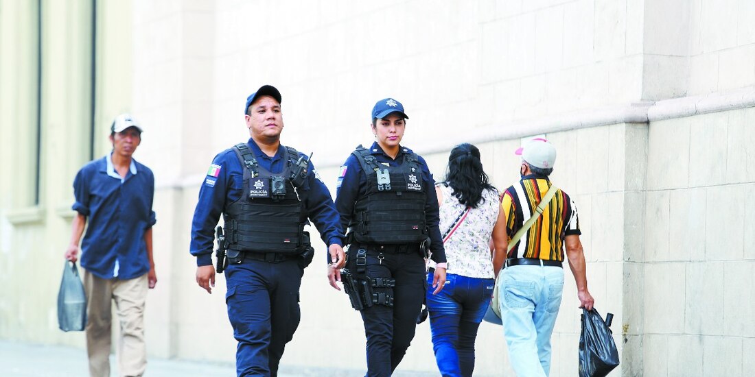 Agentes policiales realizando recorridos de seguridad.